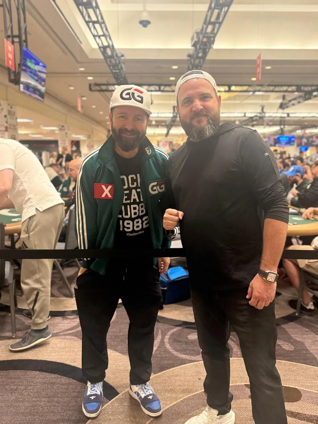Joe.Pok3r junto a Daniel Negreanu en la sala de torneo de la WSOP en Las Vegas