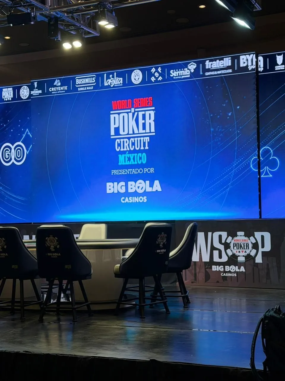 Mesa final montada frente a la pantalla del WSOP Circuit México presentado por Big Bola Casinos