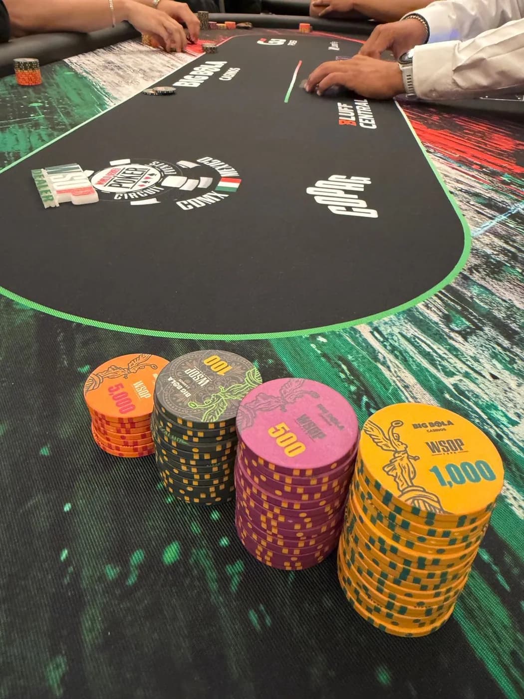 Cuatro torres de fichas sobre el tapete del WSOP Circuit CDMX en pleno juego