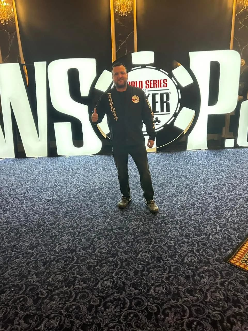 Joe.Pok3r frente a las letras gigantes de WSOP