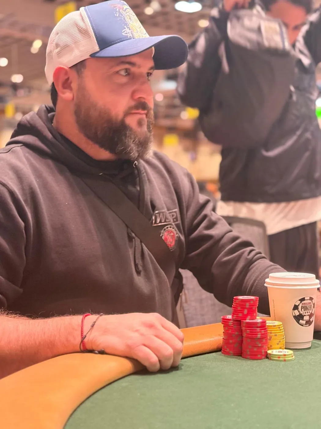 Joe.Pok3r concentrado en la mesa durante un evento de la WSOP en Las Vegas