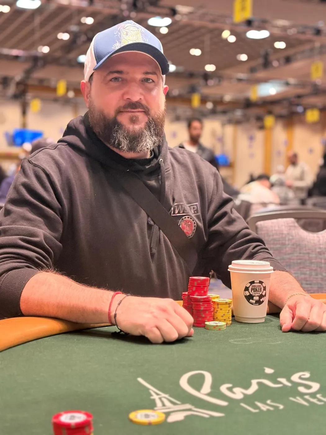 Joe.Pok3r en una mesa del Paris Las Vegas con sudadera de la WSOP y su stack de fichas