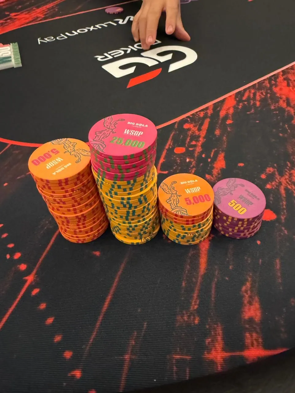Torres de fichas WSOP de Big Bola, con las de 25,000 encima